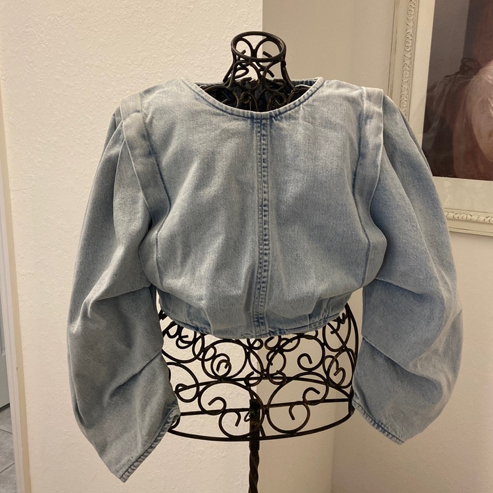 ZARA GREAT PRE/USED CONDITION LONG SLEEVE DENIM CROP TOP SIZE MEDIUM.